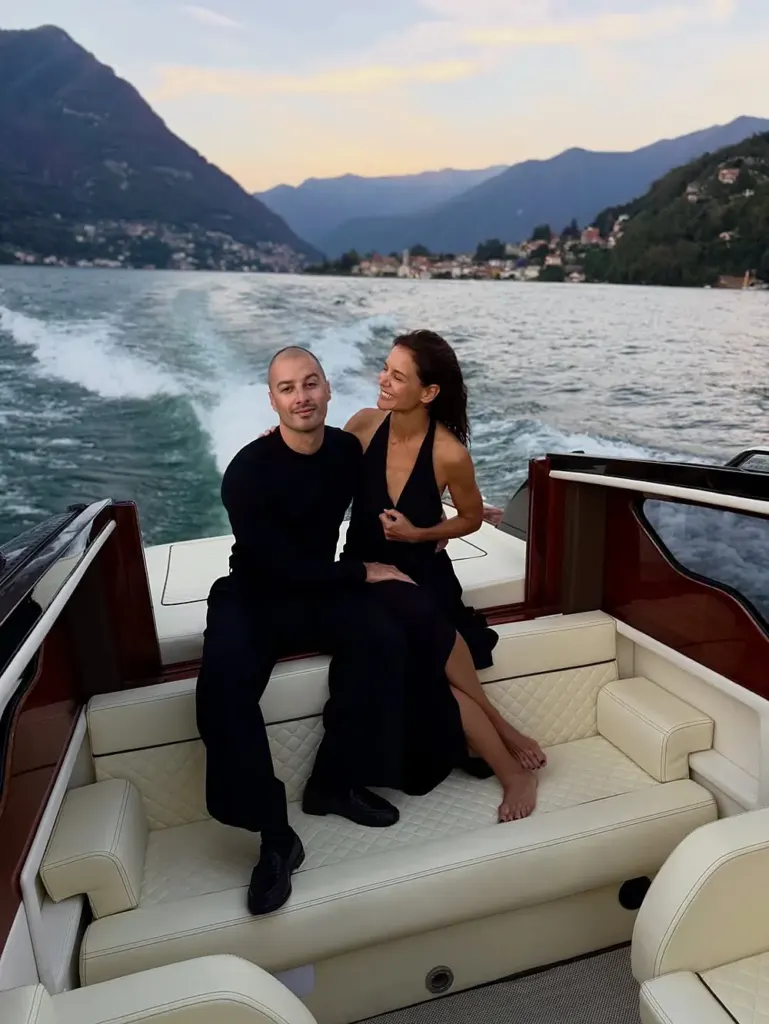 Hình minh họa: Katie Holmes quấn quýt họa sĩ Mỹ