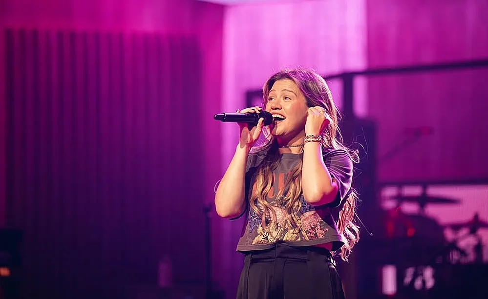 Hình minh họa: Kelly Clarkson bức xúc khi bị người bán hàng xem thường