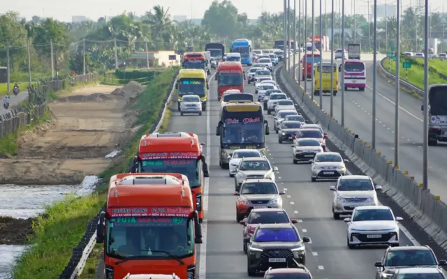 Phó thủ tướng: Cần bảo đảm quyền lựa chọn thanh toán phí điện tử đường bộ