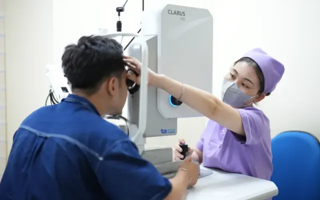 ‘Ruồi bay’ trước mắt cảnh báo bệnh gì?