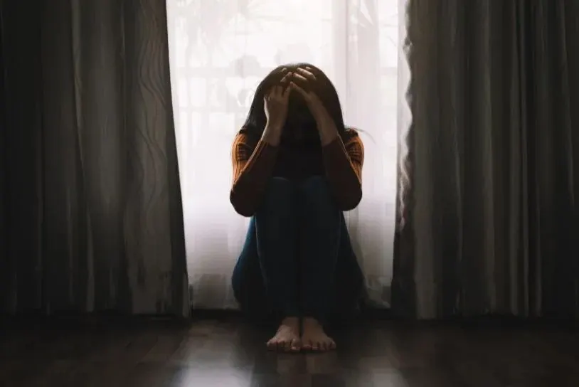Hình minh họa: Khủng hoảng tâm lý kéo dài ở cô gái lớn lên trong gia đình áp đặt