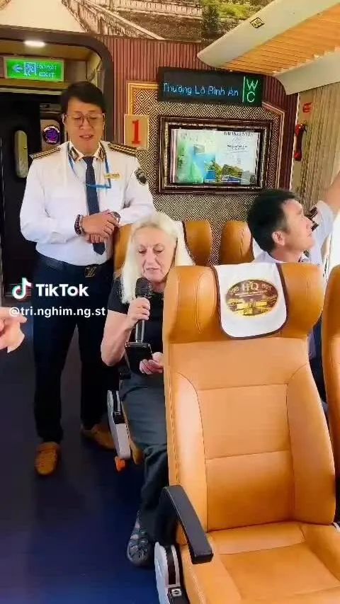 Hình minh họa: Khách Tây hát ‘Còn gì đẹp hơn’ trên tàu đến Quảng Trị
