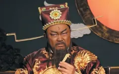 ‘Bao Thanh Thiên’ Kim Siêu Quần ở ẩn