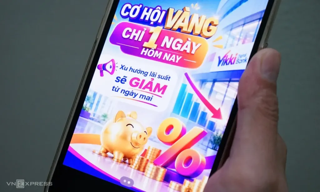 Hình minh họa: Nhân viên ngân hàng ‘săn’ khách gửi tiền trước khi hạ lãi suất
