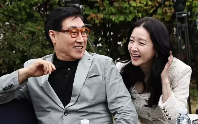 Lee Young Ae sánh đôi chồng