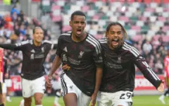 Liverpool thắng ngược Brentford khi hơn hai người