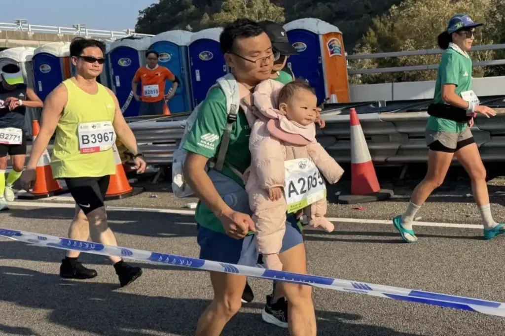 Hình minh họa: Buộc dây kéo con trai 9 tuổi chạy half marathon