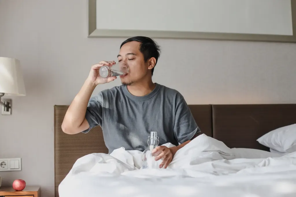 Hình minh họa: Uống nước ấm khi thức giấc có gây hại cho cơ thể không?
