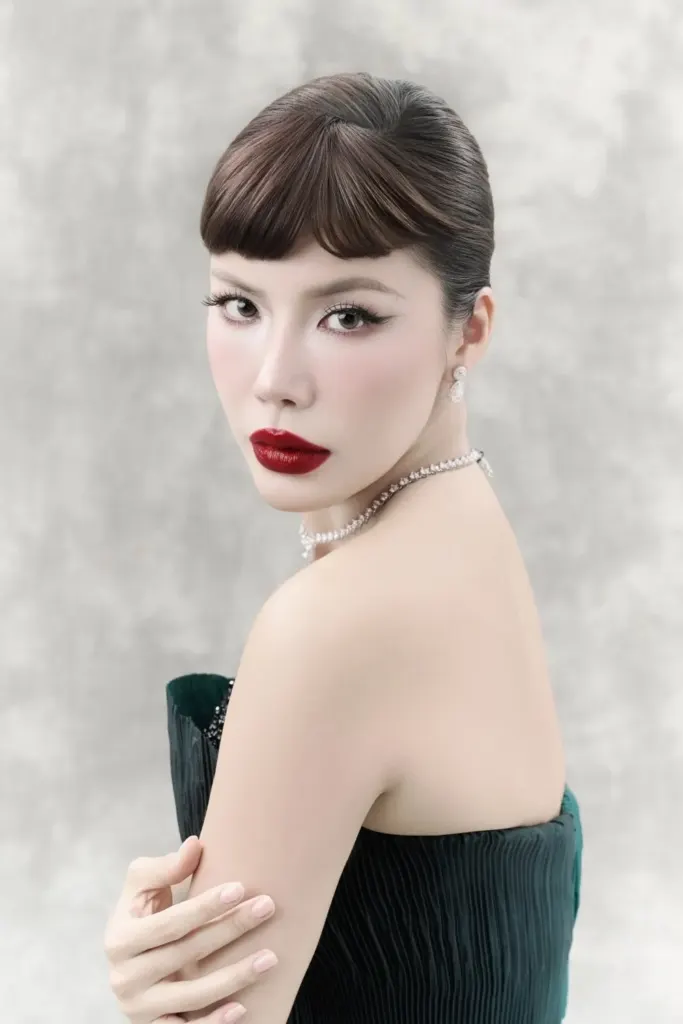 Hình minh họa: Minh Tú trở lại làm mẫu sau tai nạn đứt dây chằng
