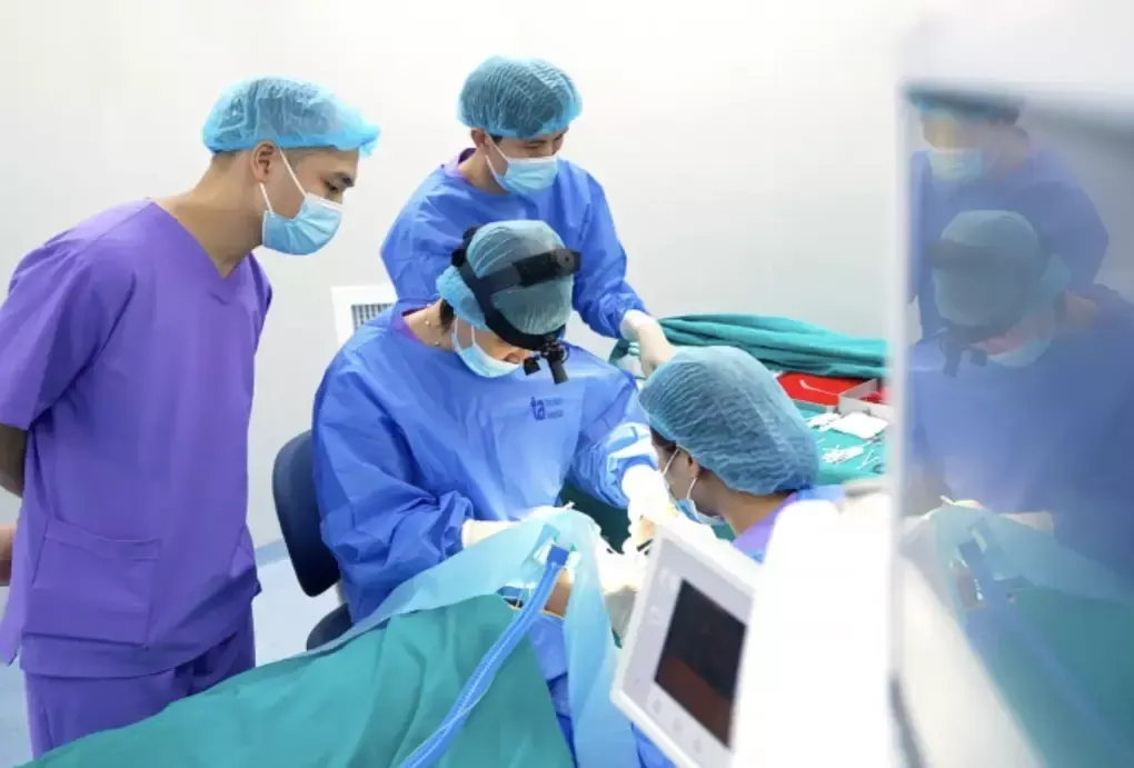 Hình minh họa: Trẻ hay làm mắt lệch khi đùa nghịch có ảnh hưởng thị lực?