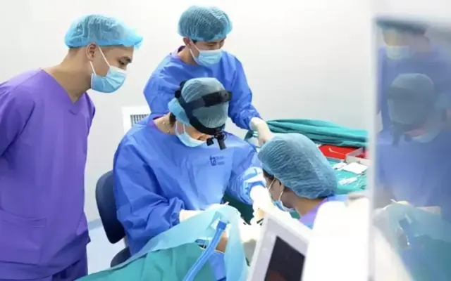 Trẻ hay làm mắt lệch khi đùa nghịch có ảnh hưởng thị lực?