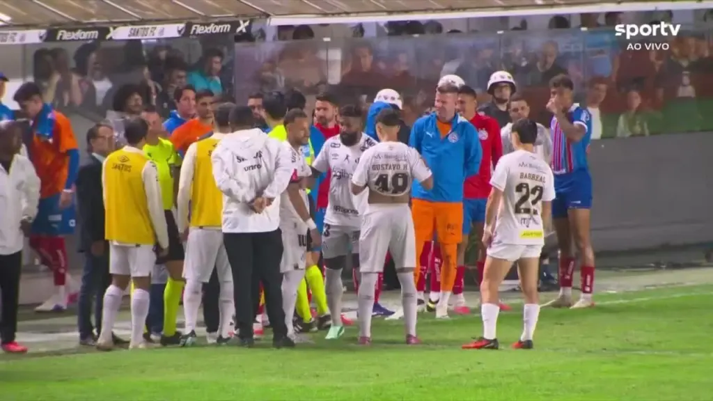 Neymar nhận thẻ đỏ, đẩy HLV, dọa đánh đối thủ