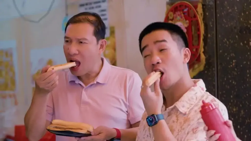 Hình minh họa: Nghệ sĩ Quang Thắng mê bánh mì que tuổi thơ