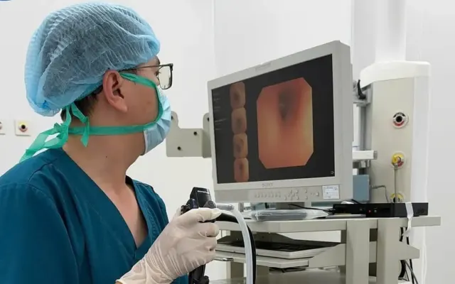 Đèn pin đang sạc bốc cháy khiến bé gái bỏng đường thở