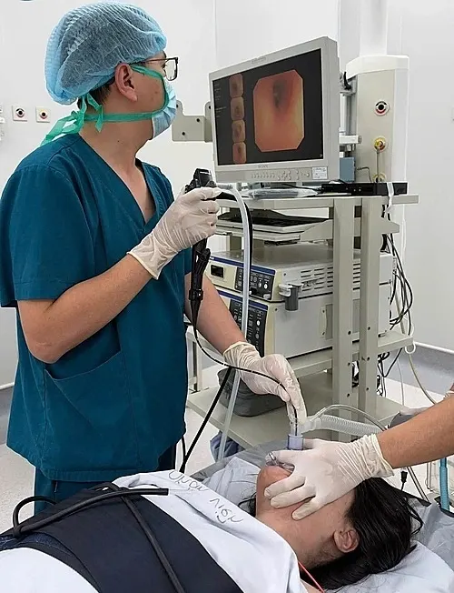 Hình minh họa: Đèn pin đang sạc bốc cháy khiến bé gái bỏng đường thở
