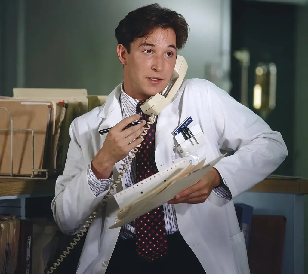 Hình minh họa: Noah Wyle là ‘Người đàn ông quyến rũ nhất 2026’
