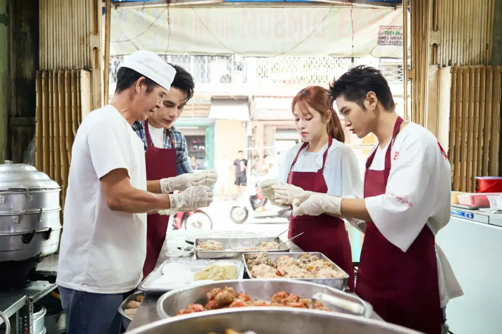 Hình minh họa: ‘Sao Chọn’ tập 5: Puka, Cheng lần đầu tập gói há cảo, nặn xíu mại