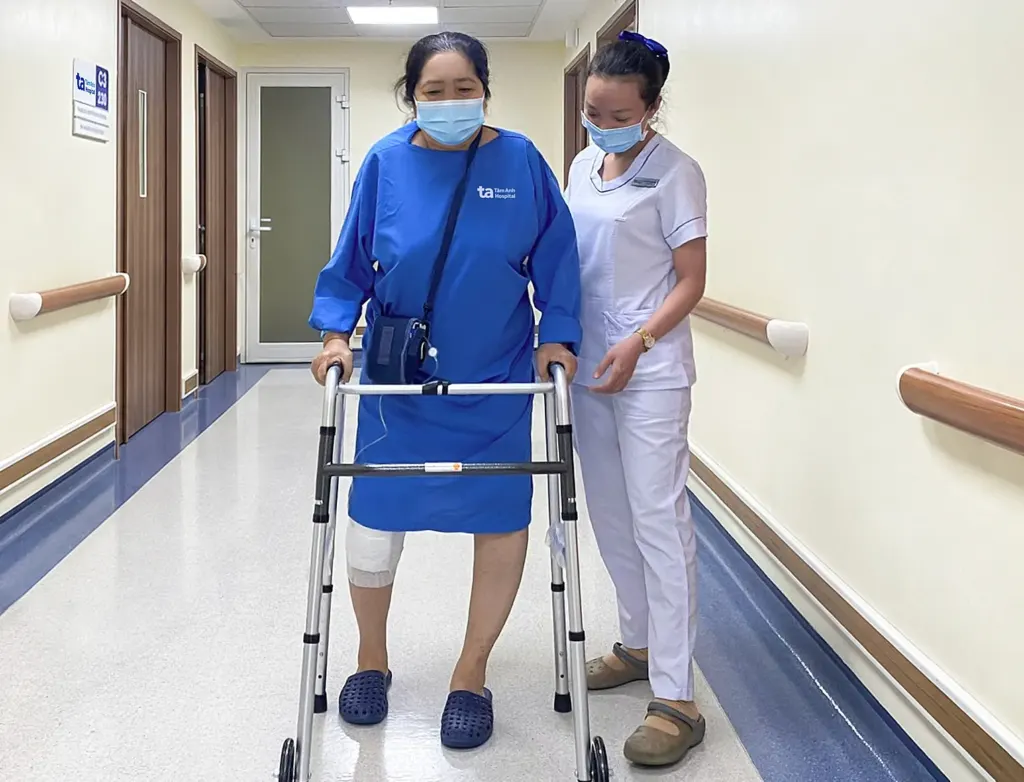 Hình minh họa: Hai khớp gối biến dạng sau 8 năm trì hoãn mổ