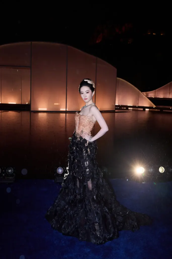 Hình minh họa: Lưu Diệc Phi hóa phượng hoàng