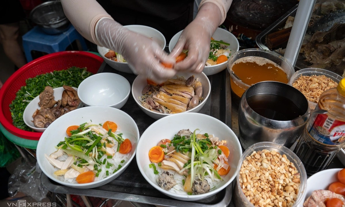 Hình minh họa: Quán phở gà Michelin chiều khách, bán giá linh hoạt