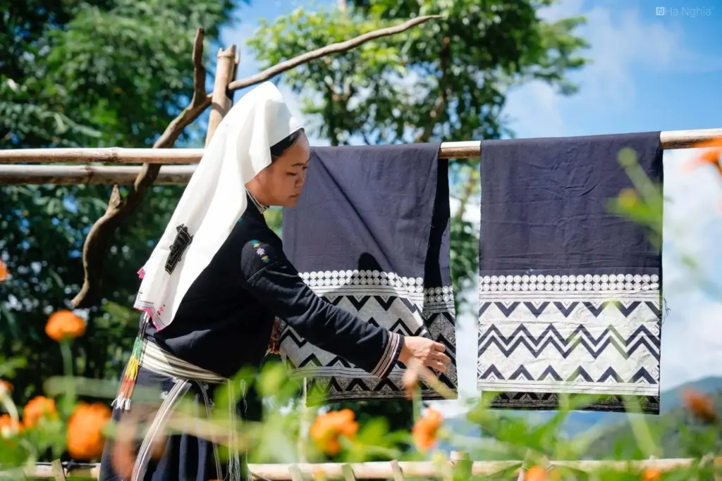 Hình minh họa: Ngôi làng Cao Bằng lưu giữ nghề nhuộm chàm, chạm bạc