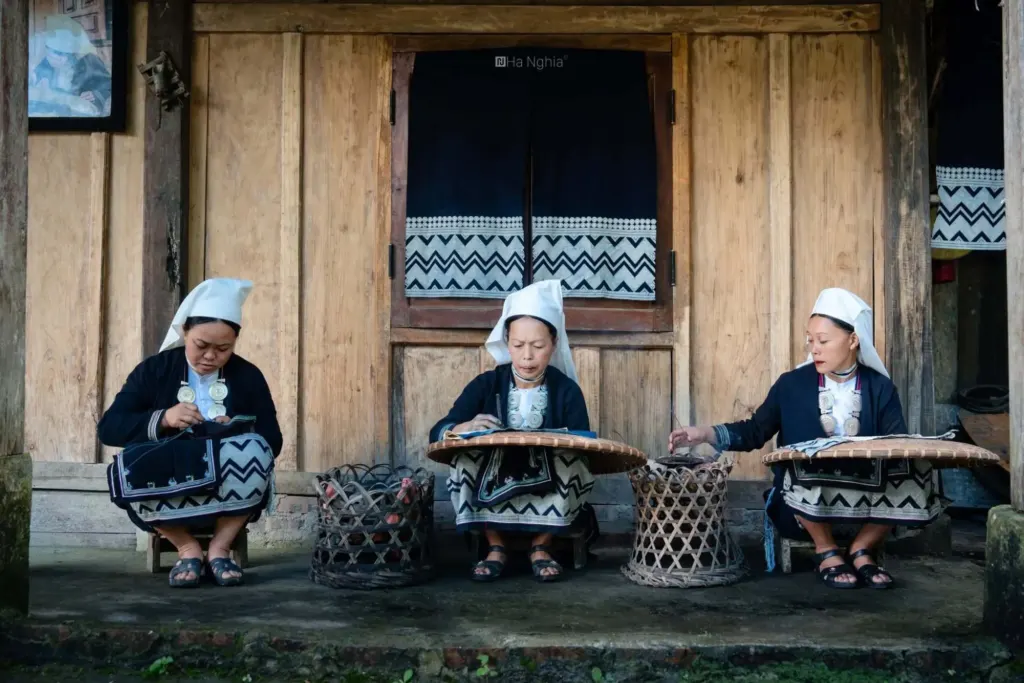 Hình minh họa: Ngôi làng Cao Bằng lưu giữ nghề nhuộm chàm, chạm bạc