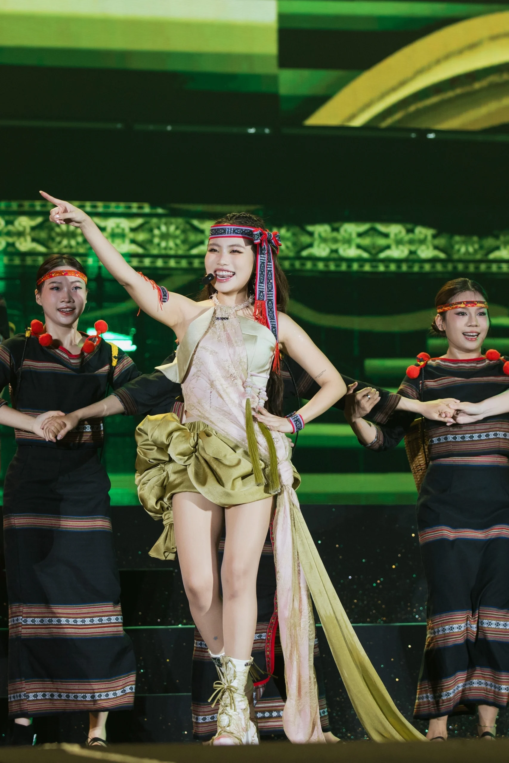 Phương Mỹ Chi diễn 'Ưng cái bụng' cùng Kay Trần