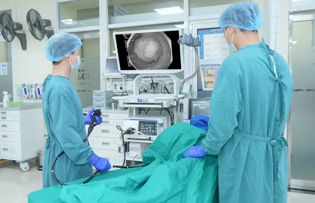 Hình minh họa: Polyp lấp gần kín lòng đại tràng người đàn ông