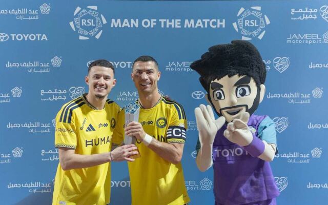 Ronaldo nhường giải Cầu thủ hay nhất trận sau khi ghi bàn thứ 982
