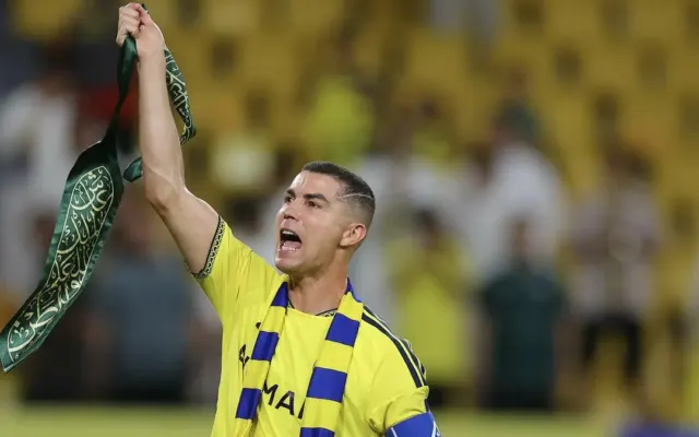 Ronaldo thể hiện tình cảm với Arab Saudi