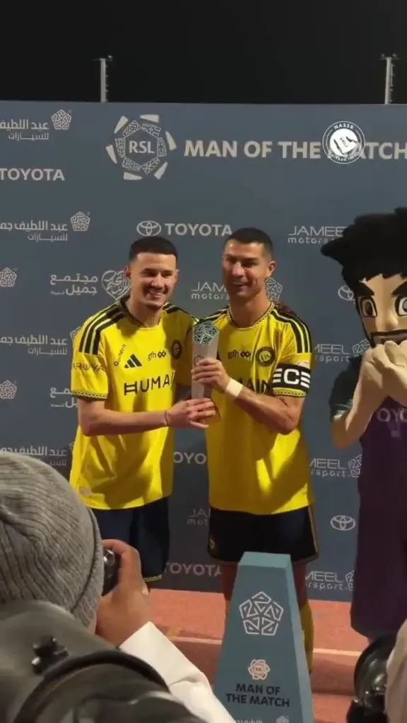 Hình minh họa: Ronaldo nhường giải Cầu thủ hay nhất trận sau khi ghi bàn thứ 982