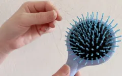 Vì sao tóc khô và rụng nhiều?