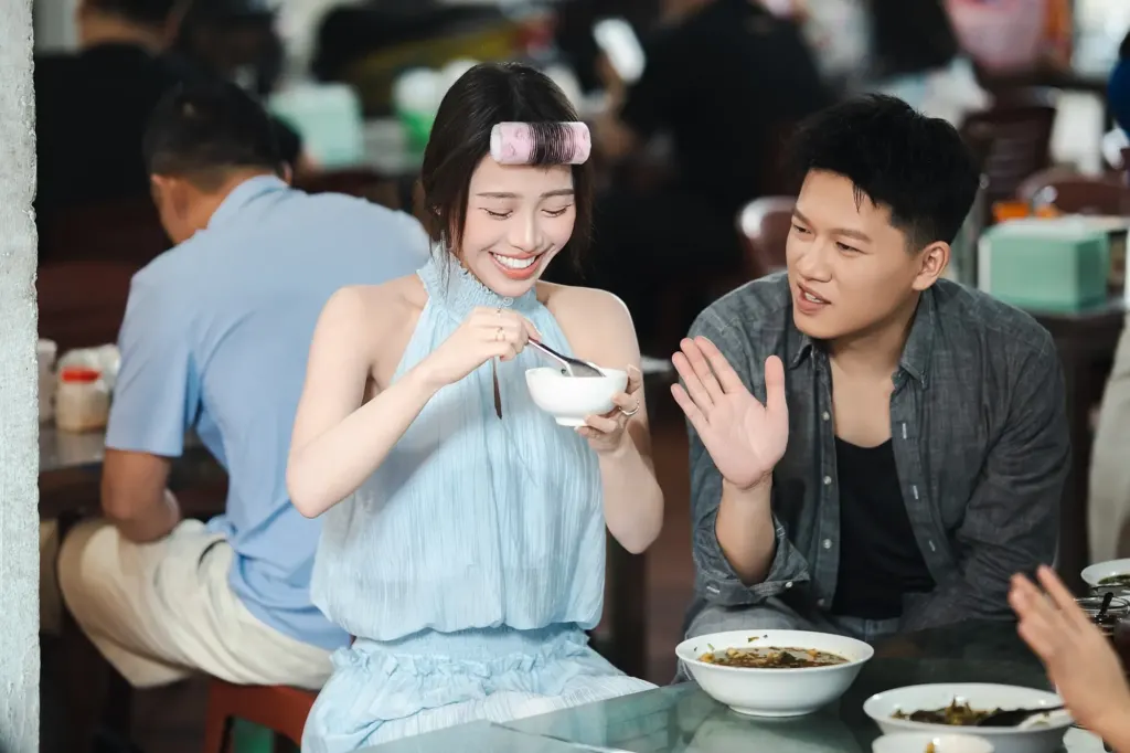 Hình minh họa: Ngô Lan Hương, Han Sara làm cháo lươn, gói bánh gai