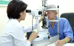 Vì sao người lớn tuổi dễ khô mắt?
