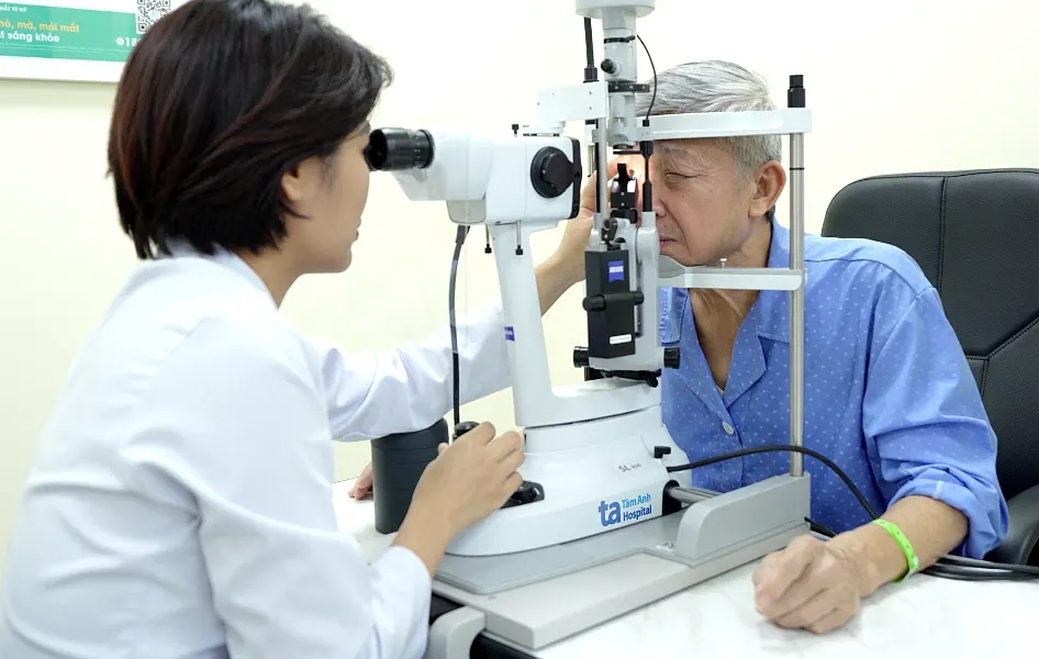 Hình minh họa: Vì sao người lớn tuổi dễ khô mắt?