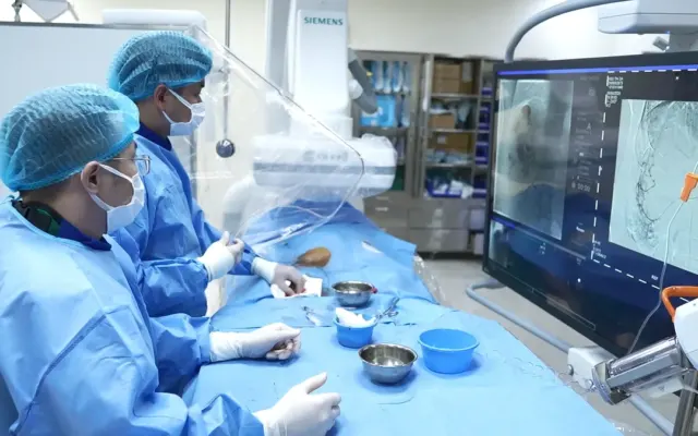 U máu chiếm gần nửa lá gan cụ bà