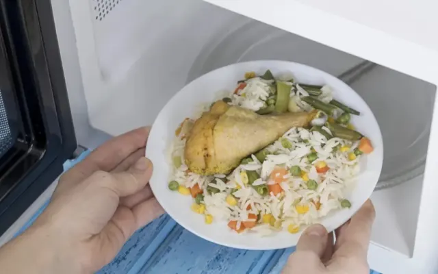 Có nên hâm nóng thức ăn thừa nhiều lần?