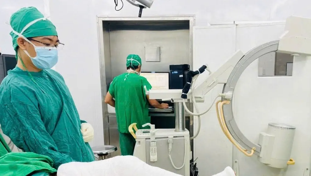 Hình minh họa: Bé trai 9 tuổi thoát cảnh bò bằng tay vì di chứng bỏng