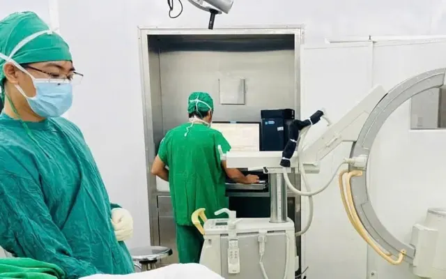 Bé trai 9 tuổi thoát cảnh bò bằng tay vì di chứng bỏng
