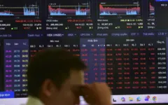 Chứng khoán mất mốc 1.700 điểm