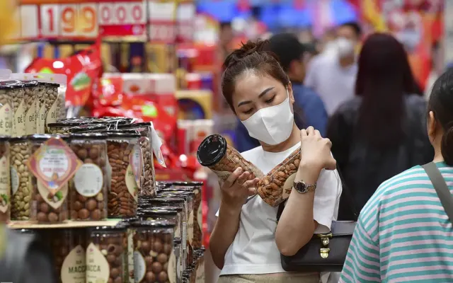 Người tiêu dùng thận trọng chi tiêu
