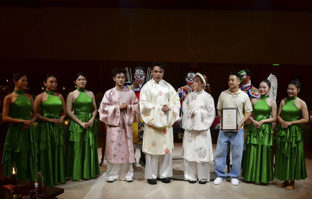 Hình minh họa: Lê Dương Bảo Lâm mặc cổ phục nhảy sạp cùng đồng nghiệp
