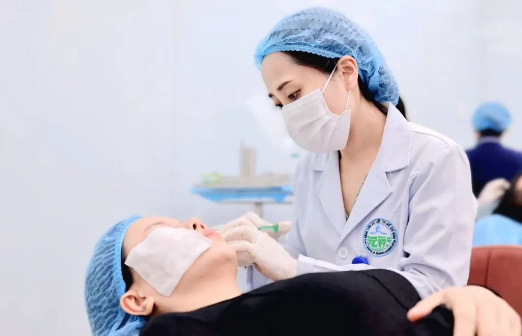 Hình minh họa: Nhiều người điều trị mụn trứng cá bỏ dở giữa chừng