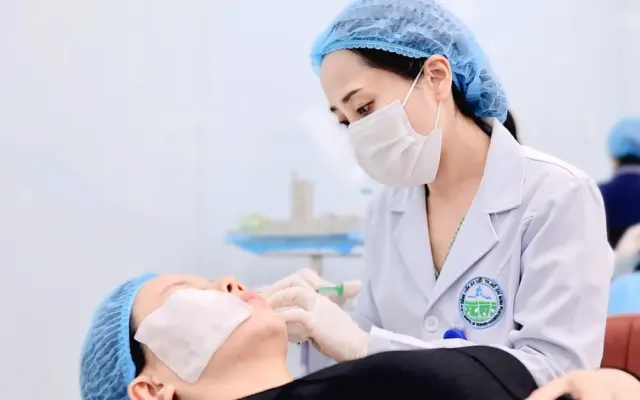 Nhiều người điều trị mụn trứng cá bỏ dở giữa chừng
