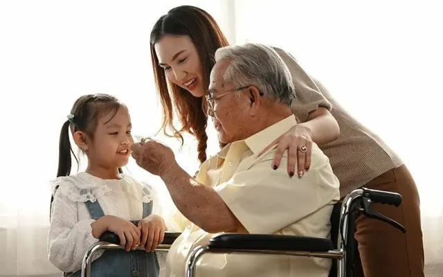 Thế hệ ‘bánh mỳ kẹp’ vét tiền chăm bố mẹ nhưng sợ phiền con cái