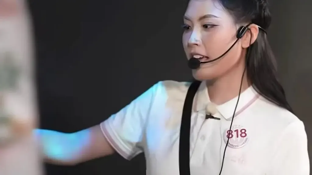 Thí sinh Trần Xuân Khánh Linh thuyết trình tiếng Anh