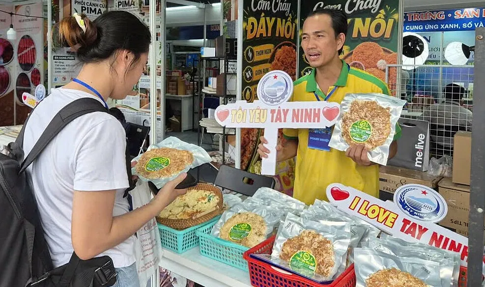 Hình minh họa: Livestream cùng KOL mở thêm đầu ra cho hộ kinh doanh nhỏ