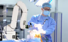 Hai khớp gối biến dạng sau 8 năm trì hoãn mổ