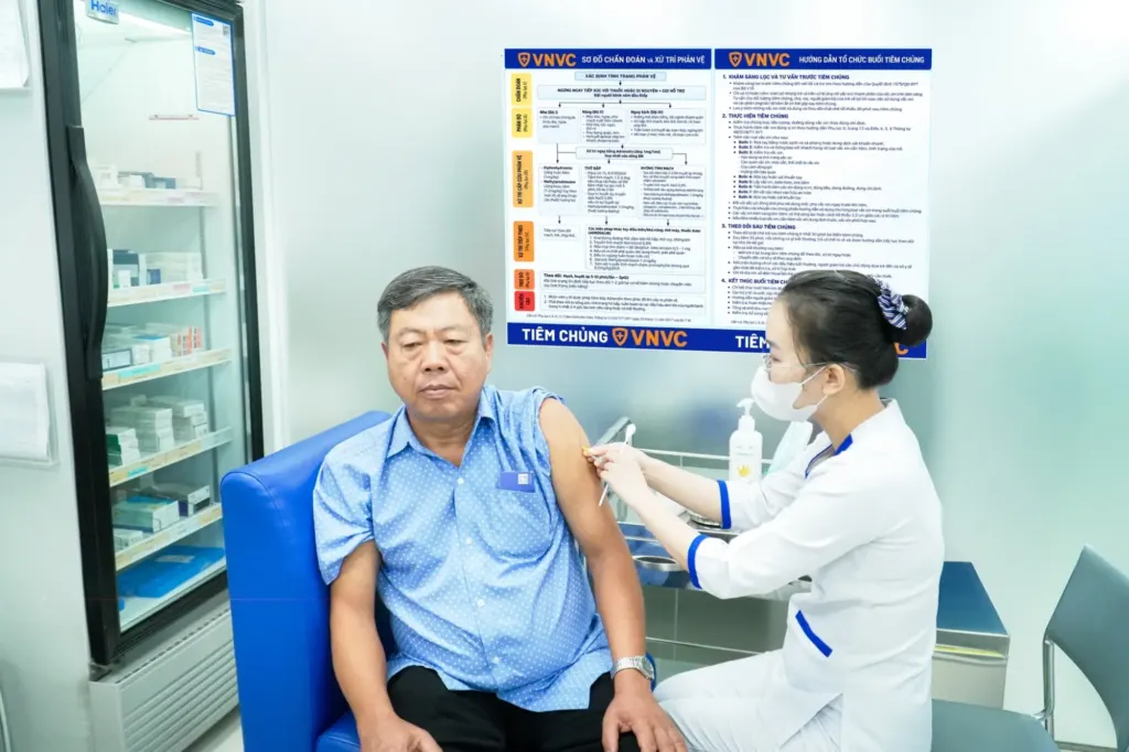 Hình minh họa: Dọn nhà, diệt muỗi, tiêm vaccine để ‘né’ sốt xuất huyết