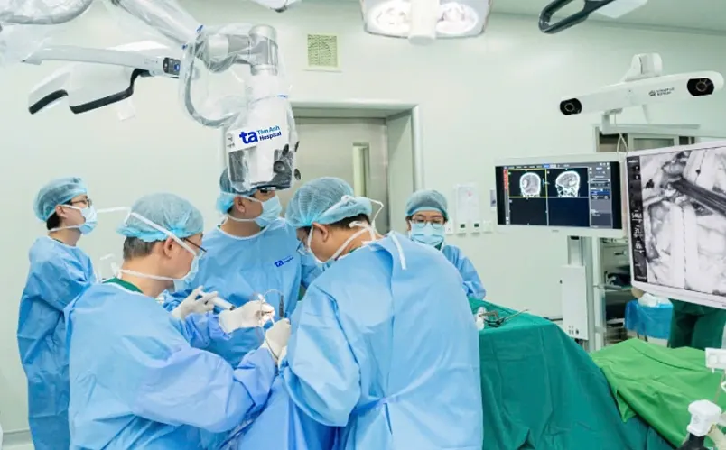 Hình minh họa: Robot dẫn đường lấy máu tụ cho người đột quỵ